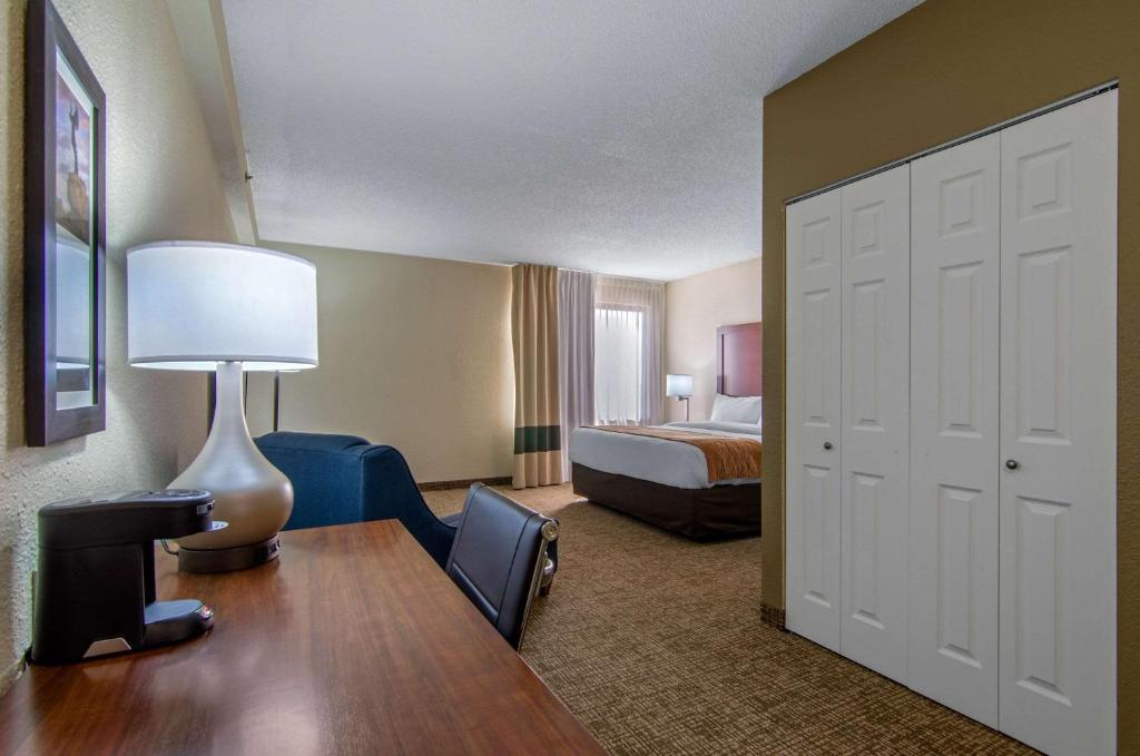 Comfort Inn & Suites Main image 2